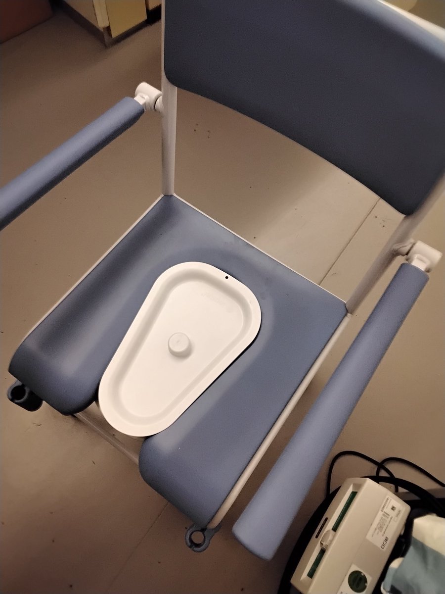 BobBout67's tweet photo. De hulpverlening is weer vroeg met extra voorzieningen. De douchestoel had ik ook al staan terwijl ik nog makkelijk kon douchen, en nu staat deze voorziening naast mijn bed. Vandaag als een marmotje geslapen op dormicum en oxazepam; een goede compensatie na een slechte nacht. https://t.co/uCQUNDpZ9K