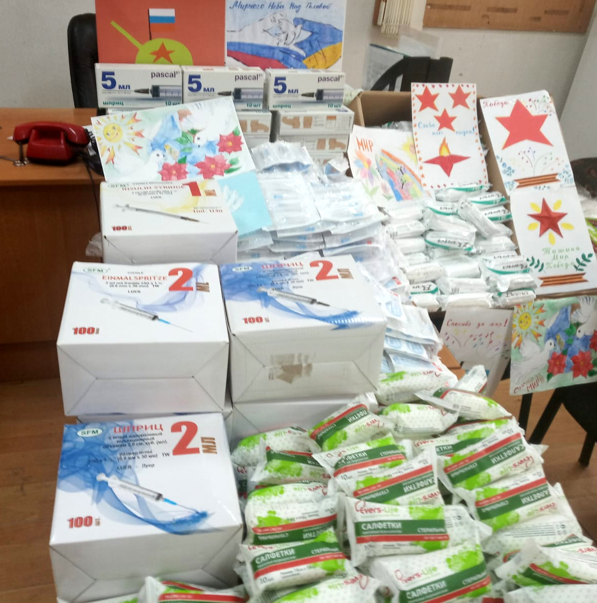 NovorossiaSOS's tweet photo. Передали бойцам ЛНР шприцы, катетеры, бинты, марля, пластыри, влажные салфетки, кровоостанавливающие губки, и многое другое… А ещё замечательные детские рисунки!

TG-канал нашей группы - https://t.co/9424c8Yuxf 
Группа в ВК - https://t.co/MZYGnrbIbV https://t.co/zbwGEkCus8