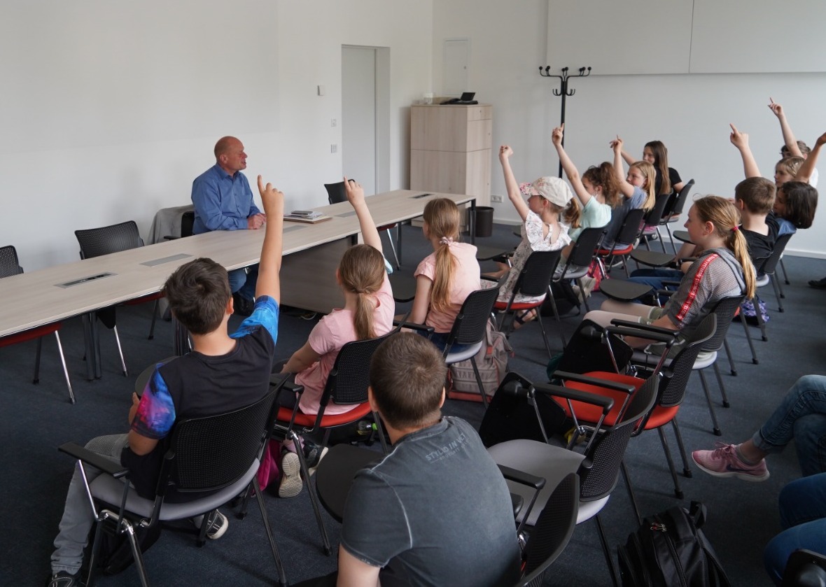 Borchert_CDU's tweet photo. Besuch der 4. Klasse der Grundschule Jübar im Landtag von Sachsen-Anhalt #LSA https://t.co/csHpczqQUd