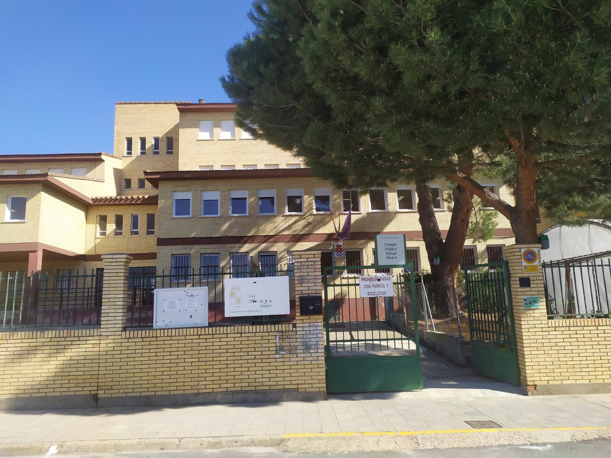 CompDigEdu_SA's tweet photo. Visita de asesoramiento del equipo @CompDigEdu_SA al CEIP Rafael Alberti. Gran iniciativa del centro poniendo ya en marcha los cimientos de su #planTIC para obtener el curso que viene su certificación #CoDiCeTIC. @educacyl @cfiesalamanca https://t.co/dK8olrljA0