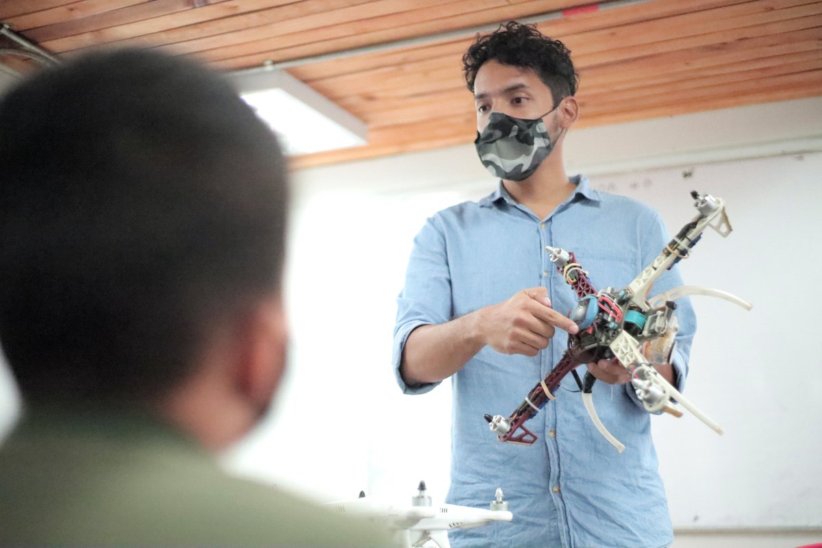 AJamundiValle's tweet photo. Formando líderes con conocimientos técnicos en robótica y programación, han desarrollado ejercicios como: construcción de un brazo robótico con material reciclable, un robot con micro bit, experimentos led con bombillos, un robot seguidor de líneas análogas, entre otros 🔽 https://t.co/Janfaxn4nm