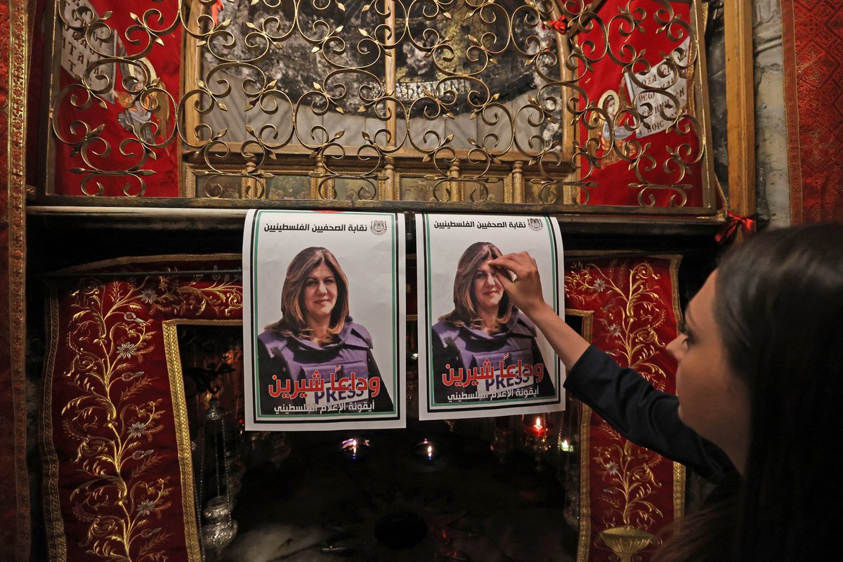 DeDiaspora_ES's tweet photo. #DePlaneta | La periodista palestino-estadounidense Shireen Abu Akleh, una de las estrellas de la cadena Al Jazeera, murió por disparos de bala cuando cubría una incursión del ejército israelí en el campo de refugiados de Yenín, en Cisjordania. https://t.co/NOQJrtScP2