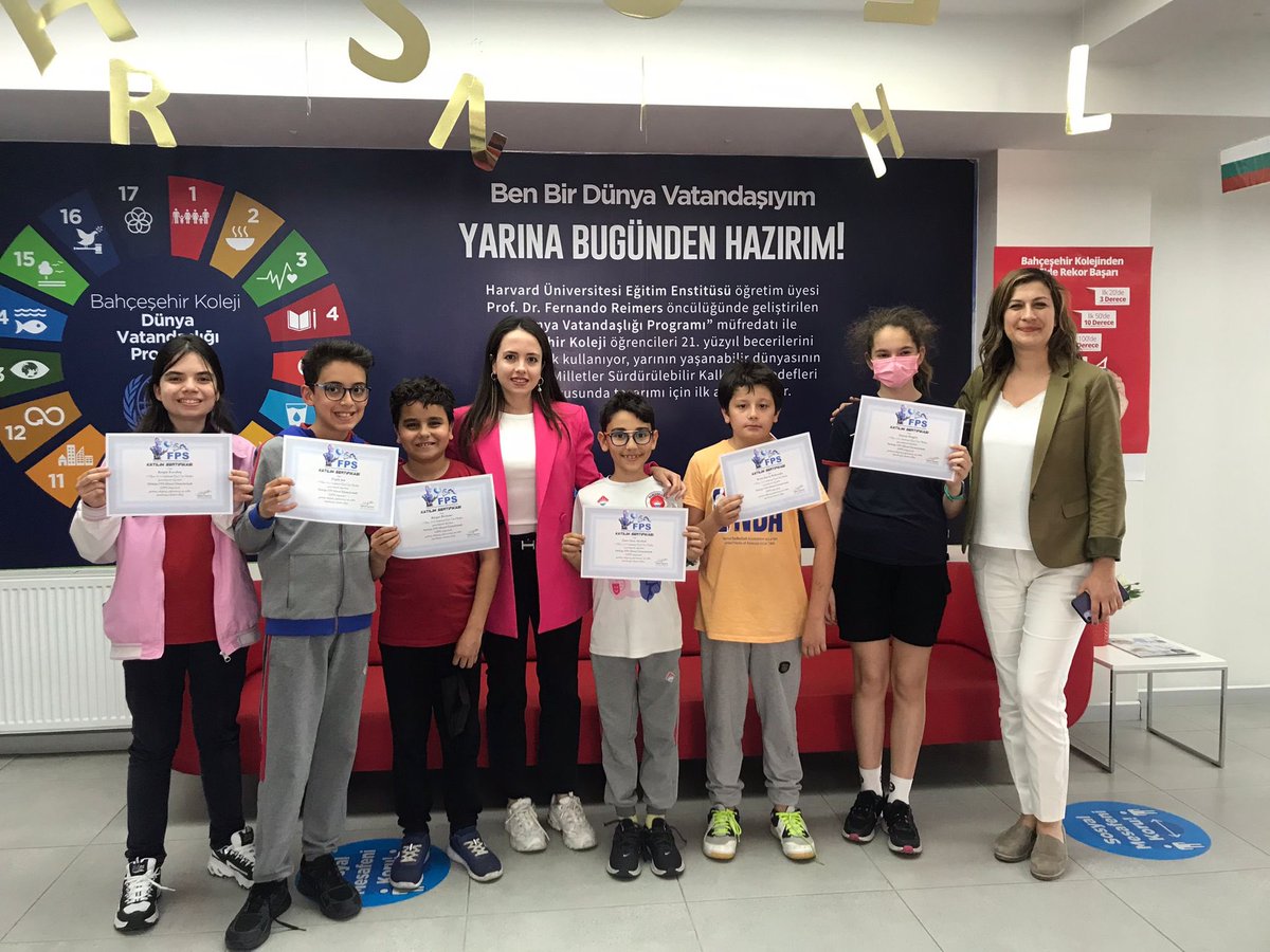 BKkarsiyaka's tweet photo. FPSI Ulusal Finalleri’nde başarılı bir şekilde yarışan FPSI takımımıza katılım sertifikaları okul müdürümüz Sn. Nükte Teber tarafından verildi. @Baharbrbr #BkUp #FPSI https://t.co/tGatkBB90M