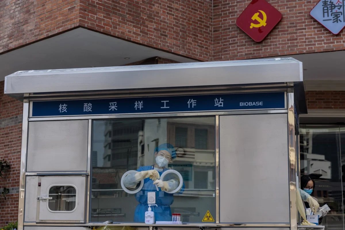 chinaes1planeta's tweet photo. ¿Por qué China no puede (o no quiere) levantar su estrategia Covid Cero Dinámico? Hay 3 factores detrás de esta cuestionable política que la OMS calificó de “insostenible” a través de su director general Tedros Adhanom Ghebreyesus, víctima de la censura en redes chinas. 🧵dSeda https://t.co/TGvty9w1Go
