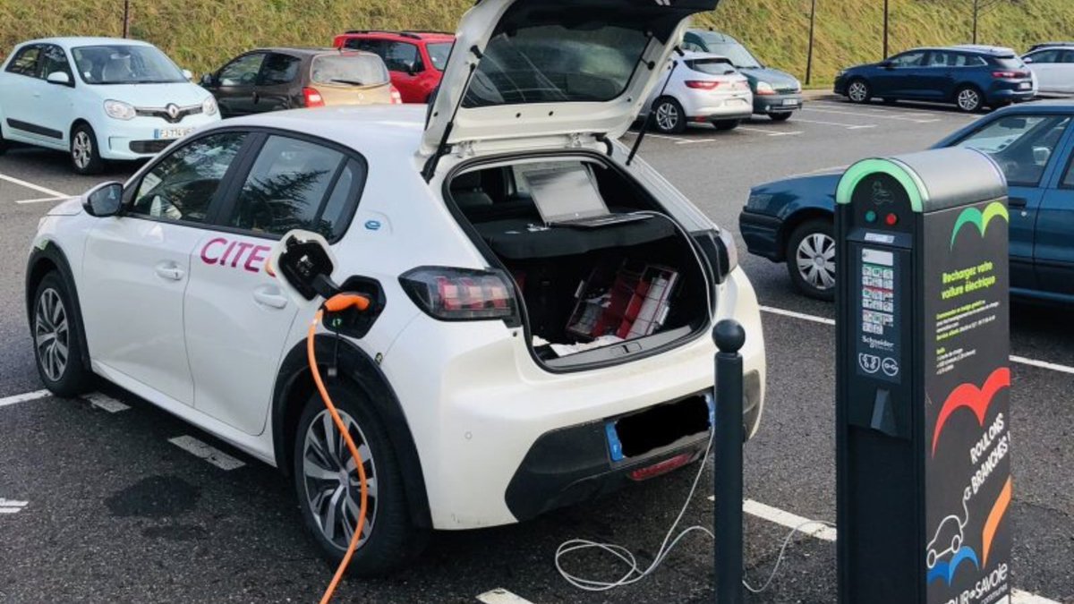 VINCIEnergies's tweet photo. Co-entreprise de #VINCIEnergies et de @VINCIAutoroutes, #EasyCharge propose des projets clés en main pour le déploiement d’infrastructures publiques de recharge pour véhicules électriques (IRVE) sur les territoires, y compris le financement des bornes 🔌🚘⚡ https://t.co/kG8lytEyEC