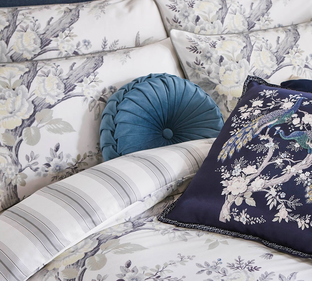 JonesAndTomlin's tweet photo. The midnight blue design of this duvet set has timeless florals and regal peacocks. It adds a sense of elegance to any bedroom. Add it to your home https://t.co/gyQZCubKY1

#TraditionalHome #CottonBedsheet #BeddingCollection #WhiteBedroom https://t.co/5Sh0lr3Grd