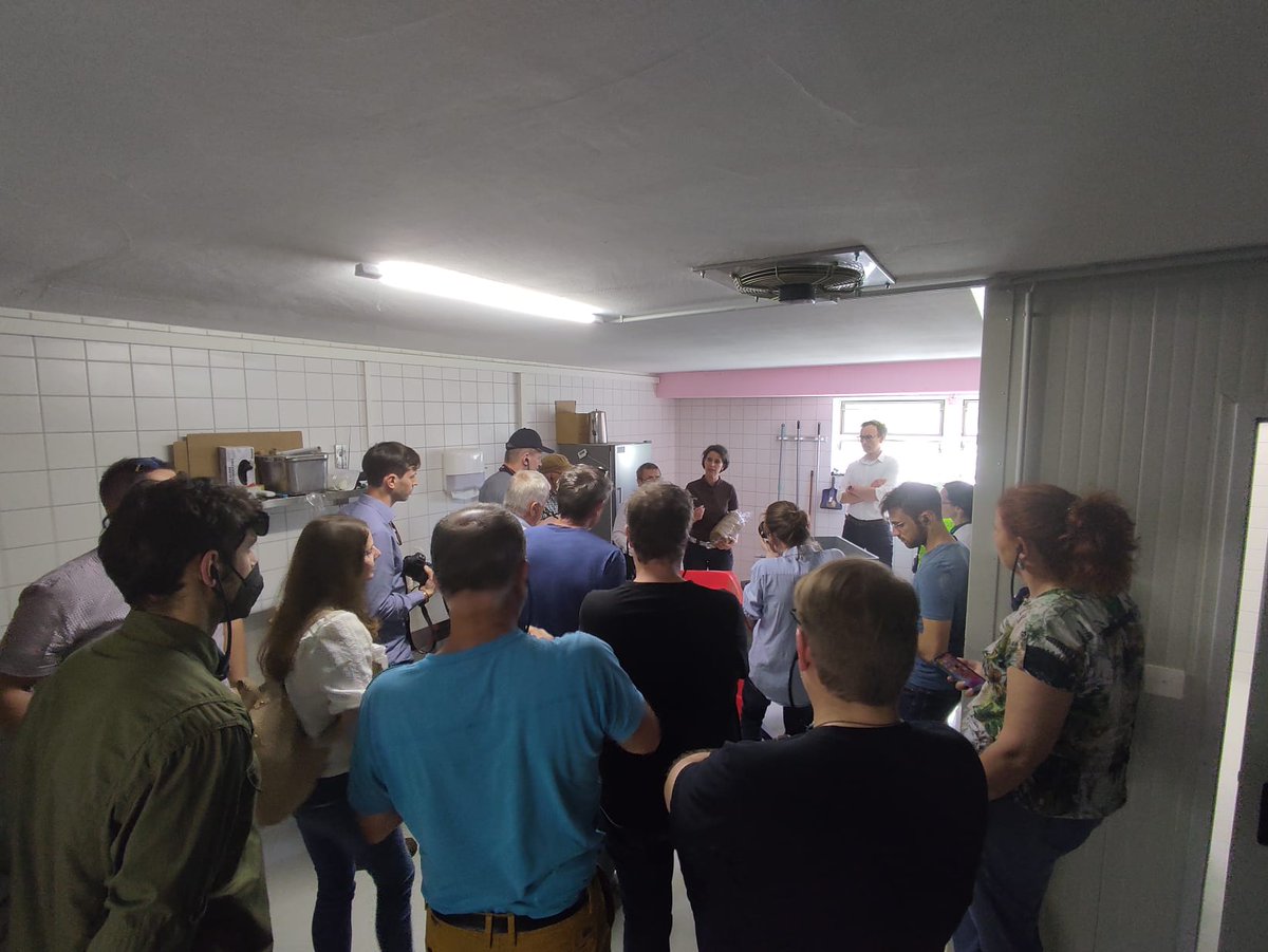 CoopsAgroES's tweet photo. #COOPIDshowcaseAUSTRIA en una explotación donde producen champiñones inoculando las esporas en los #agropellets que transforman en "migas" con un 66% de humedad, luego lo introducen en unas bolsas donde se inicia el proceso, con la humedad y ventilación suficiente #bioeconomia https://t.co/Tv7PAWMazI