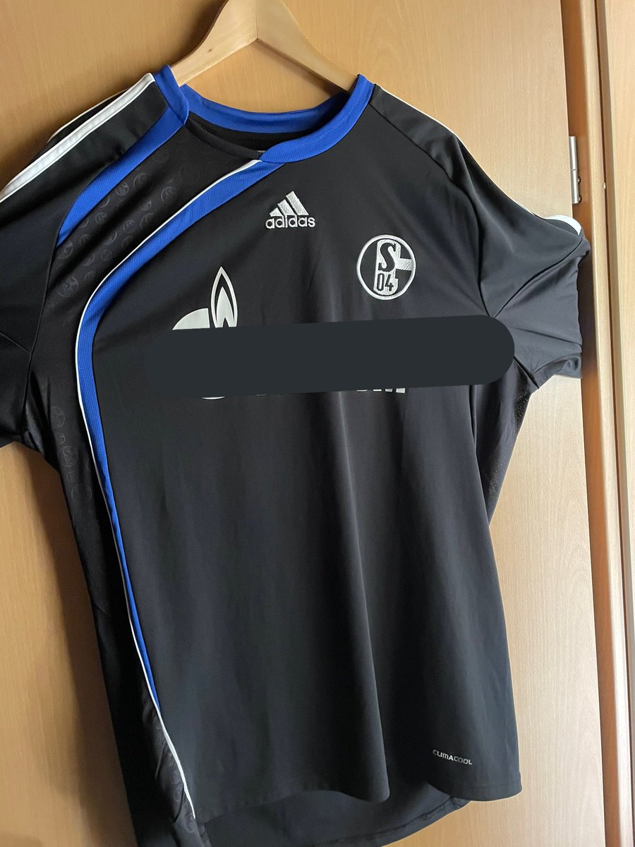 Muschel74's tweet photo. Ich bin gerade in der Vorbereitung für die Trauerfeier meines Schwiegervaters. Dafür schicke ich mein einziges schwarzes Schalke Trikot zum Überdrucken. War ein Wunsch von ihm - alle sollten ihre Farben zeigen, wenn er beigesetzt wird

Schwapa, datt machen wir schon..!! https://t.co/WTOov4aGxB