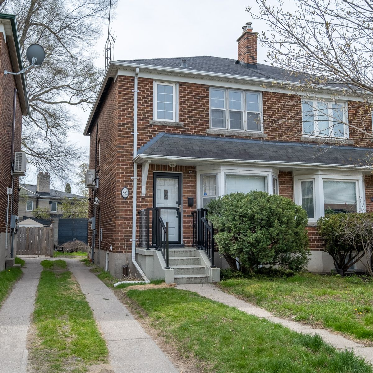 irismovesyou's tweet photo. Just Listed 561 Kingston Rd,#TOBeach, Beautiful 3 Bdrm Semi With Basement Apartment, Well Maintained,#TorontoRealEstate, MLS E5612833 https://t.co/6kHfJawGgR