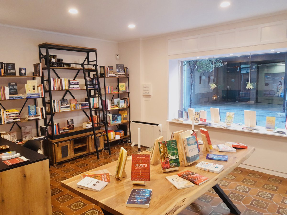 pobledellibres's tweet photo. 📖 Quan es va instal·lar a Calonge, en Thomas Dufrene va voler donar un nom màgic i especial a la seva llibreria. Sabeu d’on ve el nom de la #libreriacocollona? https://t.co/8KRF77I6vu