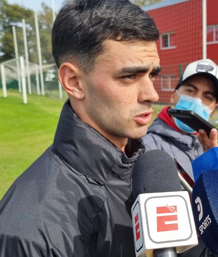 NahuSerranoCAI's tweet photo. Alan Soñora en conferencia "Siempre pienso en renovar, se lo aclaré a mi representante. Estoy muy agradecido a #Independiente por la oportunidad que me dio. Después, si llega una oferta, lo manejará el club". https://t.co/xgQRyIR9k0