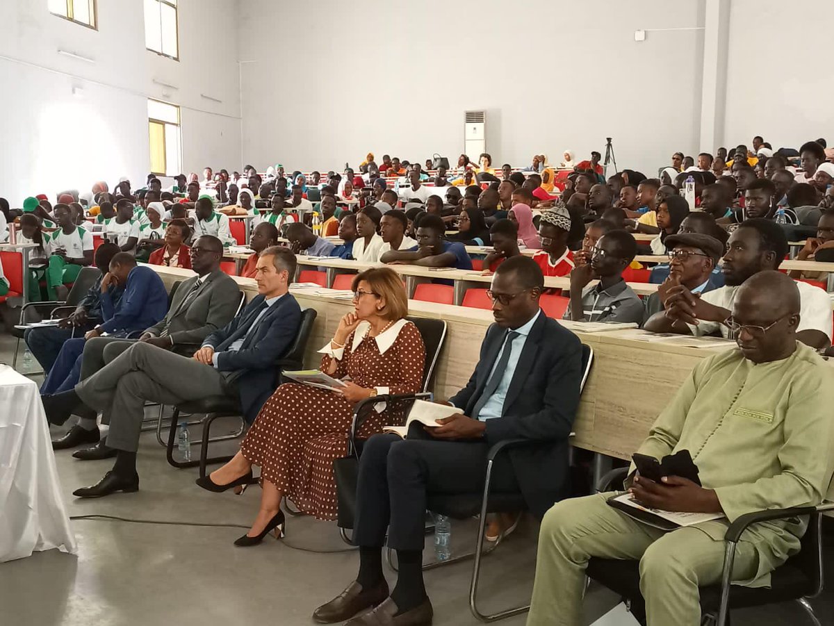 (1/2) "Produire ce que nous consommons est un acte de souveraineté. Consommer ce que nous produisons est un acte de citoyenneté." Dernière note sur laquelle les 500 apprenants se sont accordés avec les panélistes du ciné-débat organisé à <a href="/ISEP_Thies/">ISEP-Thiès</a>.