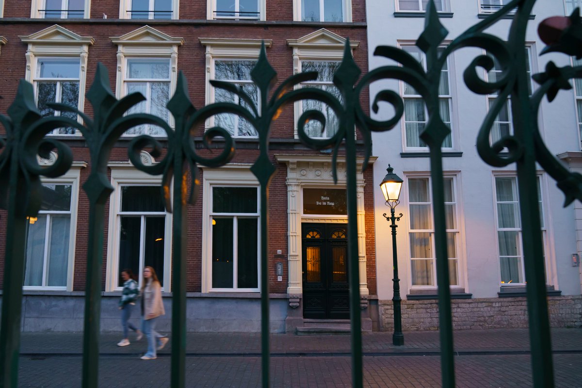 heijmansnl's tweet image. Om de openbare verlichting in Breda te verduurzamen, heeft Heijmans de afgelopen twee jaar bijna 7000 lichtmasten voorzien van energiezuinige ledverlichting. Zowel de moderne armaturen langs autowegen en fietspaden, als de nostalgische armaturen in de binnenstad zijn aangepakt.