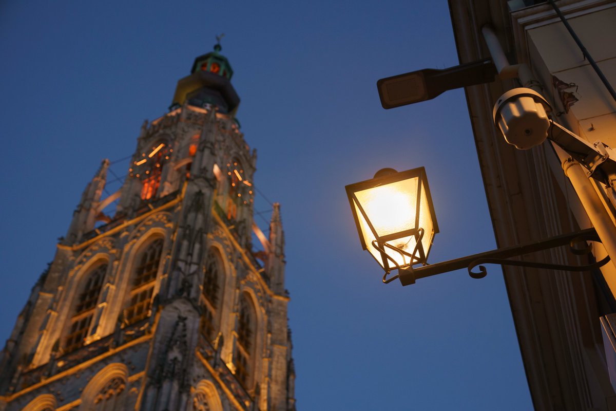 heijmansnl's tweet image. Om de openbare verlichting in Breda te verduurzamen, heeft Heijmans de afgelopen twee jaar bijna 7000 lichtmasten voorzien van energiezuinige ledverlichting. Zowel de moderne armaturen langs autowegen en fietspaden, als de nostalgische armaturen in de binnenstad zijn aangepakt.