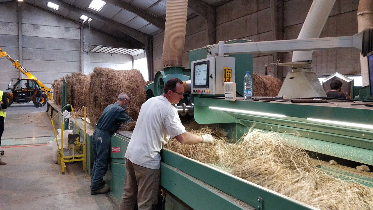 farmleap's tweet photo. 🚜 Dernière visite de la journée : 

Le teillage #Depestele où nous avons découvert la transformation du #Lin textile 👕

Direction à présent @joinMoHo avec @LeVillagebyCA à #Caen 👨‍🌾

#CofarmingTour https://t.co/jmoKdlG4zV