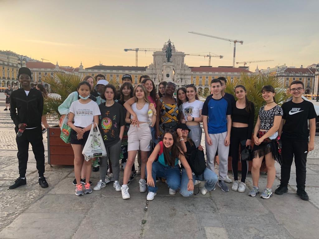 Pause photo pour le groupe à Lisbonne. Point commun avec Noisy-le-Grand ?... les grues !