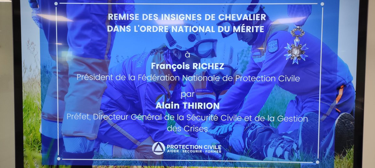 IsaChevalier5's tweet photo. Remise des insignes de l'ordre national du mérite à @RICHEZfrancois1 par Alain Thirion, DG de la sécurité civile pour son action à la tête de la @ProtecCivilefr. Belle reconnaissance des valeurs d'#engagement et de #servicepublic partagées avec @RICHEZfrancois1 au sein d'@enedis https://t.co/ZVD1rnHkQg