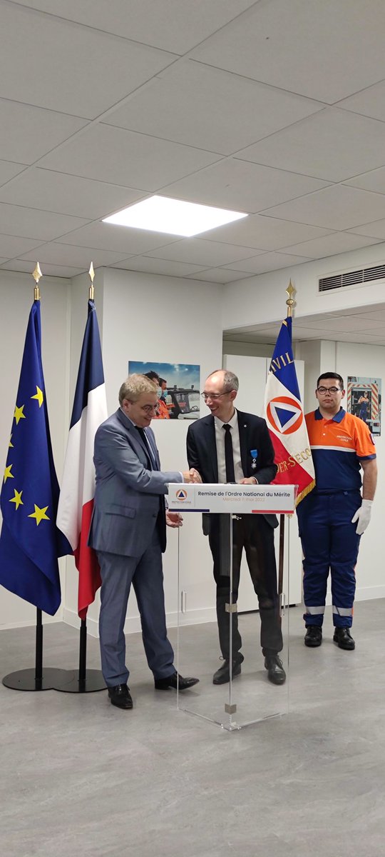 IsaChevalier5's tweet photo. Remise des insignes de l'ordre national du mérite à @RICHEZfrancois1 par Alain Thirion, DG de la sécurité civile pour son action à la tête de la @ProtecCivilefr. Belle reconnaissance des valeurs d'#engagement et de #servicepublic partagées avec @RICHEZfrancois1 au sein d'@enedis https://t.co/ZVD1rnHkQg