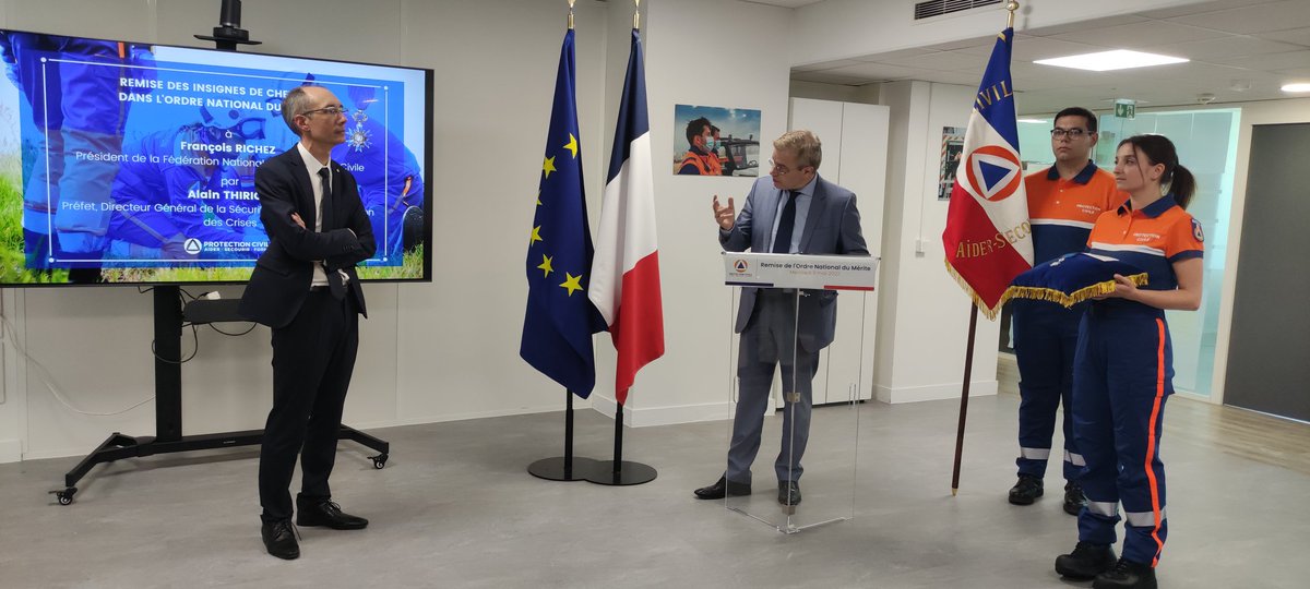 IsaChevalier5's tweet photo. Remise des insignes de l'ordre national du mérite à @RICHEZfrancois1 par Alain Thirion, DG de la sécurité civile pour son action à la tête de la @ProtecCivilefr. Belle reconnaissance des valeurs d'#engagement et de #servicepublic partagées avec @RICHEZfrancois1 au sein d'@enedis https://t.co/ZVD1rnHkQg