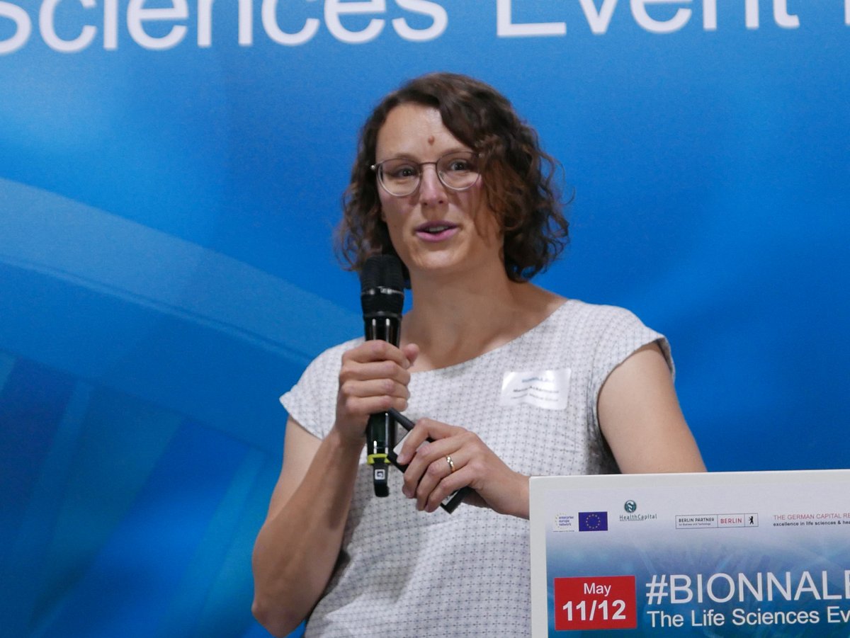 vfapharma's tweet photo. Monozyten sind Super-Immunzellen, z.B. gegen Bakterien und zum Testen von Infusionslösungen. Spenderzellen sind rar. Doch Mania Ackermann verriet das Geheimnis ihrer Massenproduktion für den #BIONNALE #SpeedLectureAward 2022 von @HealthCapitalBB und #vfabio @vfapharma https://t.co/ldqsBchIw9