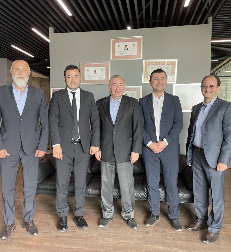 İzmir’imizin girişimci ailelerinden müvekkilimiz Geyik Deri A.Ş. ve İzmir Park AVM nin sahibi SAVRANOĞLU grubu aile üyeleri (Muhittin Savranoğlu, Abdullah Savranoğlu ve Murat Erman) ofisimizi ziyaret ettiler.