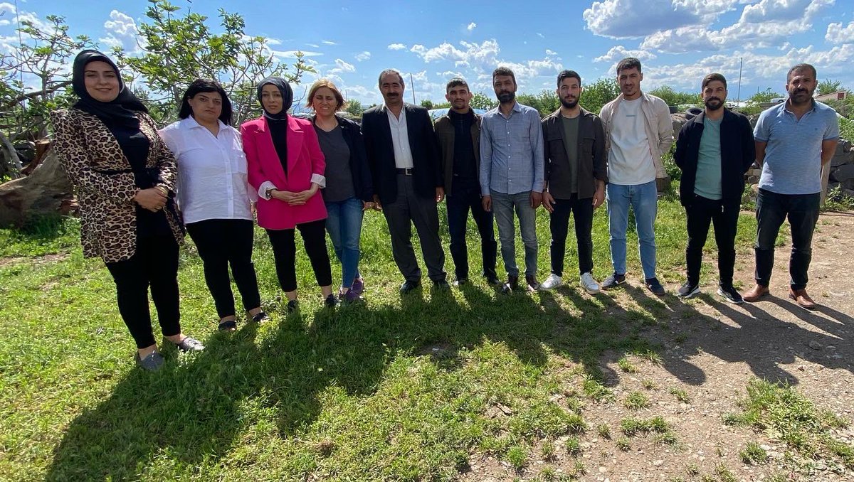 BaglaraDeva's tweet photo. Bugün Deva partisi diyarbakır bağlar ilçe teşkilatımız bağlar ilçe mahalemiz batı çanakçı köyü kiymetli mahale başkanımız aziz ceylana misafir olduk sıcak ve samimiyetlerinden ötürü kendilerine tşk ederiz.@alibabacan @emin_ekmen @IhsanMerdanoglu @CihanUlsen @mesutyuksel21 https://t.co/PGelf4oYNP