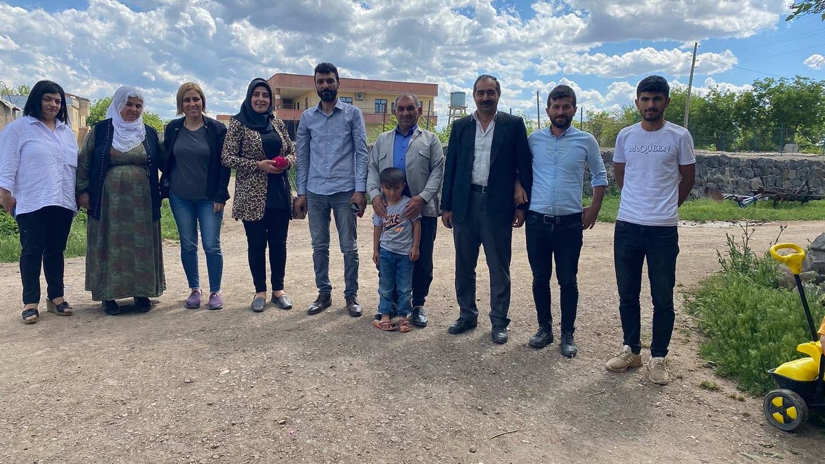 BaglaraDeva's tweet photo. Bugün Deva partisi diyarbakır bağlar ilçe teşkilatımız bağlar ilçe mahalemiz batı çanakçı köyü kiymetli mahale başkanımız aziz ceylana misafir olduk sıcak ve samimiyetlerinden ötürü kendilerine tşk ederiz.@alibabacan @emin_ekmen @IhsanMerdanoglu @CihanUlsen @mesutyuksel21 https://t.co/PGelf4oYNP