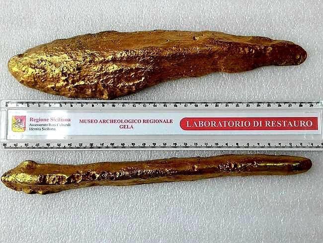 critographer's tweet image. Orichalcum, the fabled lost metal of Atlantis was once thought but a fabrication of Plato. In 2015, however, 39 ingots believed to be orichalcum were discovered in the hold of a shipwreck off the coast of Sicily. 🧵 1/2
#inspiration #Archaeology #writing #ttrpg #RPG #DnD #dnd5e