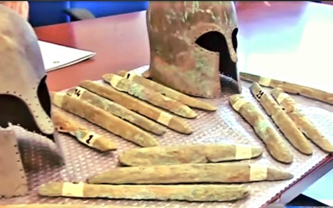 critographer's tweet image. Orichalcum, the fabled lost metal of Atlantis was once thought but a fabrication of Plato. In 2015, however, 39 ingots believed to be orichalcum were discovered in the hold of a shipwreck off the coast of Sicily. 🧵 1/2
#inspiration #Archaeology #writing #ttrpg #RPG #DnD #dnd5e