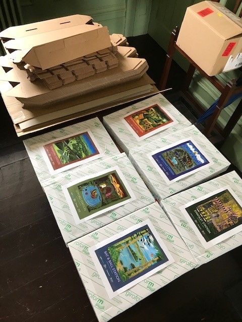 👀👀👀 Station posters have been delivered at the cafe!

Pop into our cafe for a cuppa tomorrow and peruse our beautiful posters!

#batandball #sevenoaks #posters #kent #trains #cafe  <a href="/DarentValleyCRP/">Darent Valley CRP</a> @kitboyd  #batandballstation