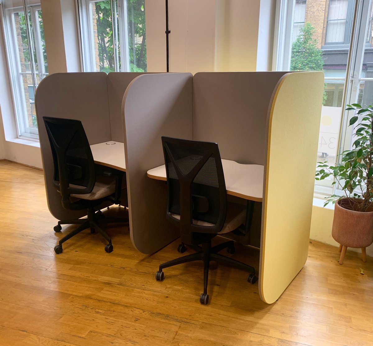 EraScreens's tweet photo. Dainty beautifully simplistic! 

Our slimline corrals create a great touchdown solo working solution. Come and try them out in Clerkenwell at CDW. 

@CDWfestival 

#cdw2022 #CDW #ukmanufacturing #officefurniture #corrals #pods https://t.co/S4cGAHws1Y