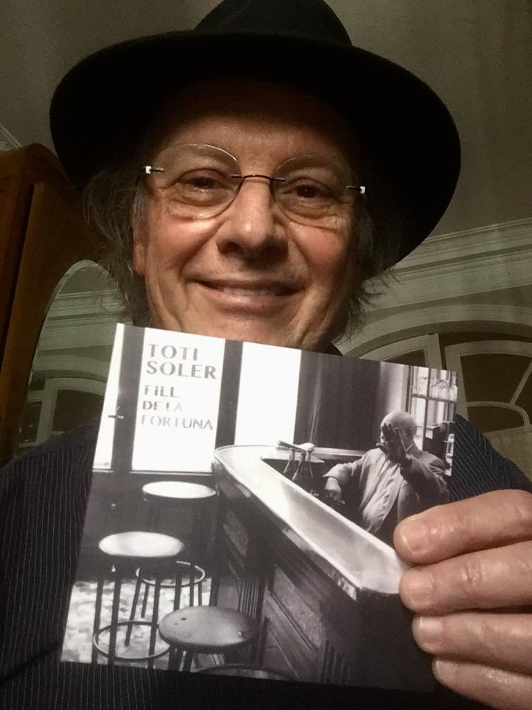 Toti Soler (@toti_soler) on Twitter photo "Fill de la Fortuna" nou cd acabat de fer. Amb la col·laboració de <a href="/marcpratcodina/">marc prat codina</a>, Arnau Figueres, Sandra Bonillo, <a href="/gemmahumet/">Gemma Humet</a>, Rosa Mateu, Mireia Vives i els meus néts, el Pol i el Marc.
Amb aquest ja en van 37! 🙂🎶
#filldelafortuna #totisoler #totisolermusic #guitarracatalana "Fill de la Fortuna" nou cd acabat de fer. Amb la col·laboració de <a href="/marcpratcodina/">marc prat codina</a>, Arnau Figueres, Sandra Bonillo, <a href="/gemmahumet/">Gemma Humet</a>, Rosa Mateu, Mireia Vives i els meus néts, el Pol i el Marc.
Amb aquest ja en van 37! 🙂🎶
#filldelafortuna #totisoler #totisolermusic #guitarracatalana
