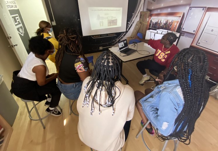 LisaFinegan's tweet photo. Huge thanks to Dr Susan Sigward, University of Southern California’s Division of BioKinesiology &amp; Physical Therapy celebrating National Biomechanics Day! Students engaged in 2 days of learning centered on prosthetics, biomimicry &amp; measurement of human movement #NBD2022 https://t.co/LKHZI2Zchc