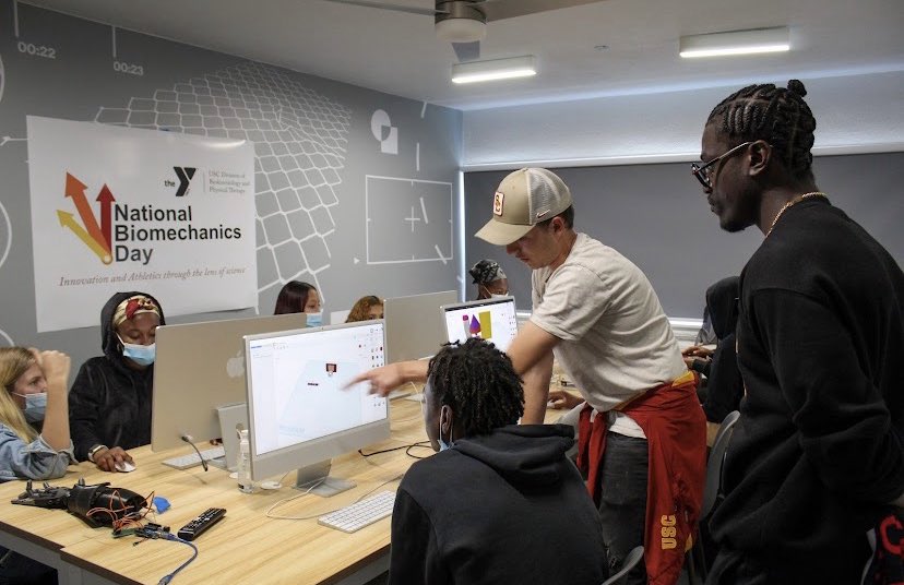 LisaFinegan's tweet photo. Huge thanks to Dr Susan Sigward, University of Southern California’s Division of BioKinesiology &amp; Physical Therapy celebrating National Biomechanics Day! Students engaged in 2 days of learning centered on prosthetics, biomimicry &amp; measurement of human movement #NBD2022 https://t.co/LKHZI2Zchc