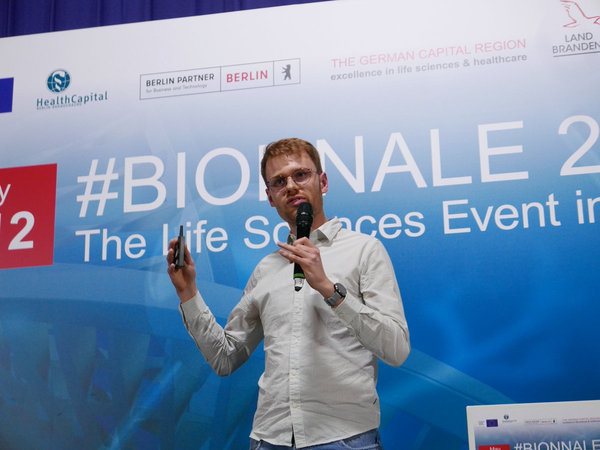 vfapharma's tweet photo. Gäb’s einen Preis für den tollsten Titel, Robin van de Water vom Hasso Plattner Institut @HPI_DE hätte Chancen: Er präsentierte “Doctor Droid and the Curious Case of Complication Prevention” für den #BIONNALE #SpeedLectureAward 2022 von @HealthCapitalBB und #vfabio @vfapharma https://t.co/4aBkqfNORg