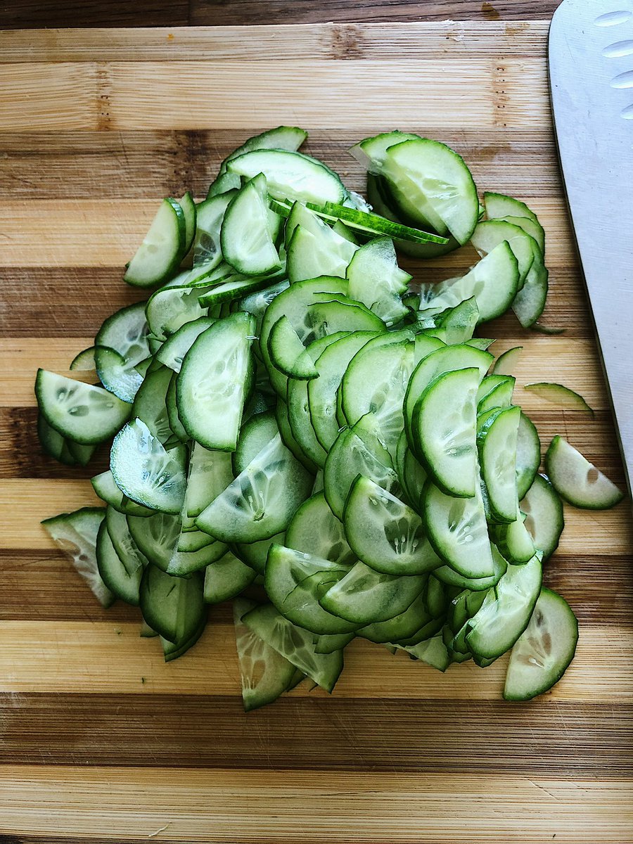 smkymnt's tweet photo. ฤดูร้อนมาถึงแล้ว ต้องกินแตงกวาาาา 🥒

ทำยำแตงกวาหัวหอมกัน สูตรจากช่องนี้: https://t.co/3texMhBgeW

ทำกินกับเนื้อย่างก็ได้ วางบนเต้าหู้คินุหรือบะหมี่เย็นก็น่าจะดี แต่เรากินเปล่า ๆ เลย
กรอบมาก แค่ซอยให้บาง ไม่ชอบวาซาบิตัดทิ้งได้จ้า https://t.co/Vfl2efoNPU
