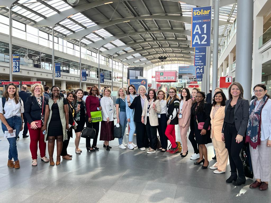 GlobalWomensNet's tweet photo. Day 2 of the #GWNETStudyTour22 has been packed with networking & knowledge-sharing.
Today we:
- Visited smarter E, where participants delved into solar energy industry trends and technologies & networked with energy professionals from around the world (+ drove an EV). 1/ https://t.co/55oAZRPVLq