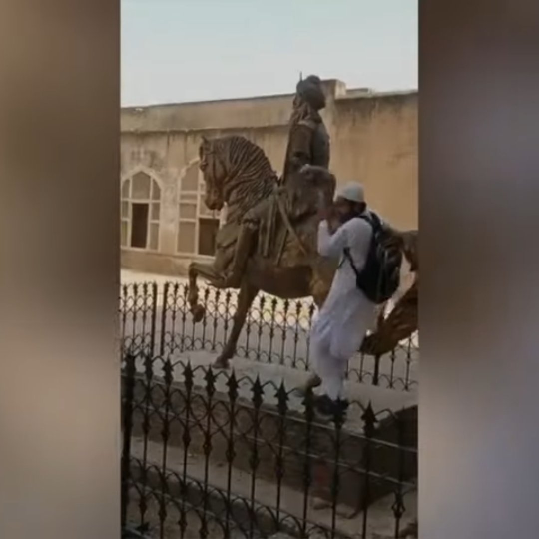 gokulramBE's tweet photo. Maharaja Ranjit Singh statue was attached every month. But these khalistanis are getting help from them and attaching our Bharat🥲

Remember we airlift 50 sikh families from afgan .. Not Canada Not Pakistan.

#MohaliBlast #Khalistani 
#PunjabBlast #MohaliBlast 
#Khalistani https://t.co/NongRY7fTB