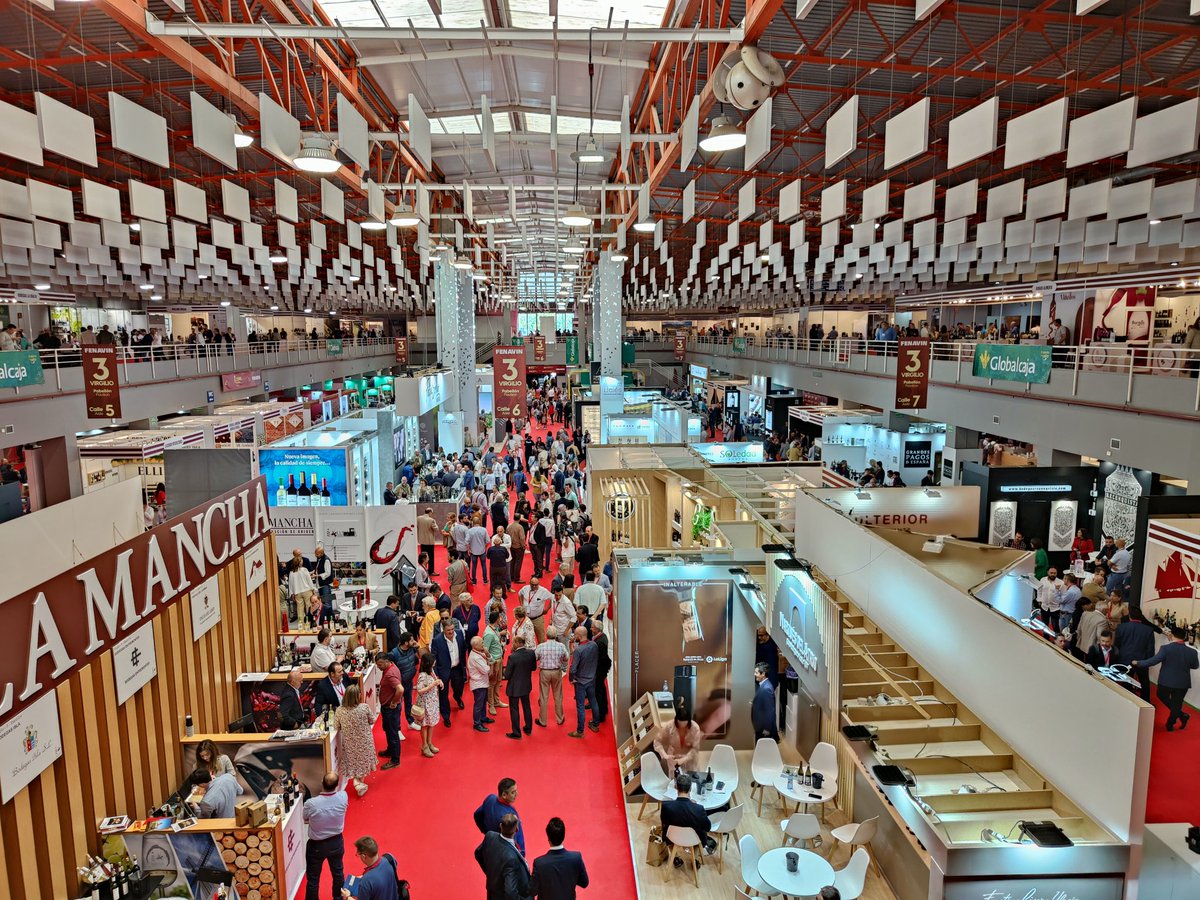FEV_Vino's tweet photo. Buen ambiente hoy y mucha presencia de nuestros socios hoy en @Fenavin_Oficial. ¡Buena feria para todos! https://t.co/k77A0ViXdS