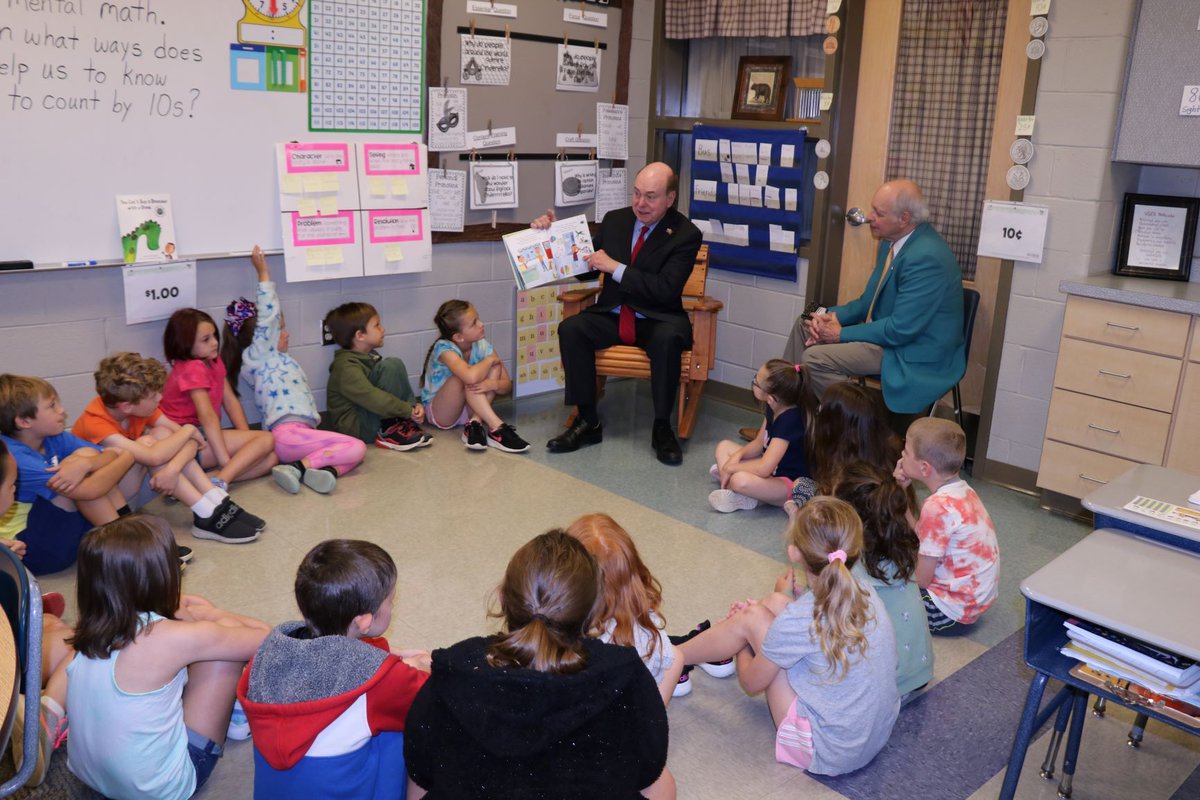 TNTreasuryDept's tweet photo. Treas. Lillard talking money at Union Grove ES as part of Money Week from @utextension. He along with @UT_President and others read to the first- and second-grade classrooms and worked with fifth graders as they did their Money Week activities. @BC_Schools @BlountTnGov @randyboyd https://t.co/o2W1zoeDpY