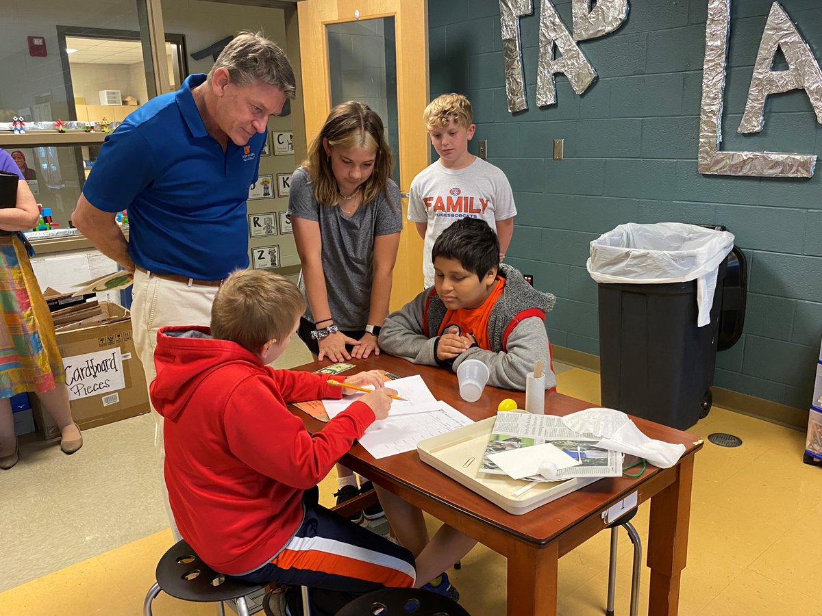 TNTreasuryDept's tweet photo. Treas. Lillard talking money at Union Grove ES as part of Money Week from @utextension. He along with @UT_President and others read to the first- and second-grade classrooms and worked with fifth graders as they did their Money Week activities. @BC_Schools @BlountTnGov @randyboyd https://t.co/o2W1zoeDpY