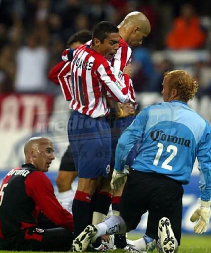 AlexReal2507's tweet photo. @Alexis_Vega9 te propongo una cosa si le anotas gol al Vtlas no festejes mejor deberías de hacer esto así coml lo hizo nuestro bofo de oro @bofo_100_  como ven raza apoco no estaría mamalón 😉😎 @CuatroDivango #Chivas https://t.co/1rw1wlHLKx