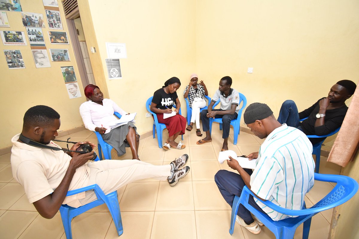 CinemaKva's tweet photo. Day 3,filmmaking workshop, today's focus on introduction to DSLR cameras, understanding exposure triangle, creative screenplay writing.
@refugeelawproj
@Connecther
@video4change
@bigmanstudiaug
@RendezvousYG
@ongwechd
@AkelloMartha
@OkidiOtto
@DrChrisDolan https://t.co/cpPKWvLuNc