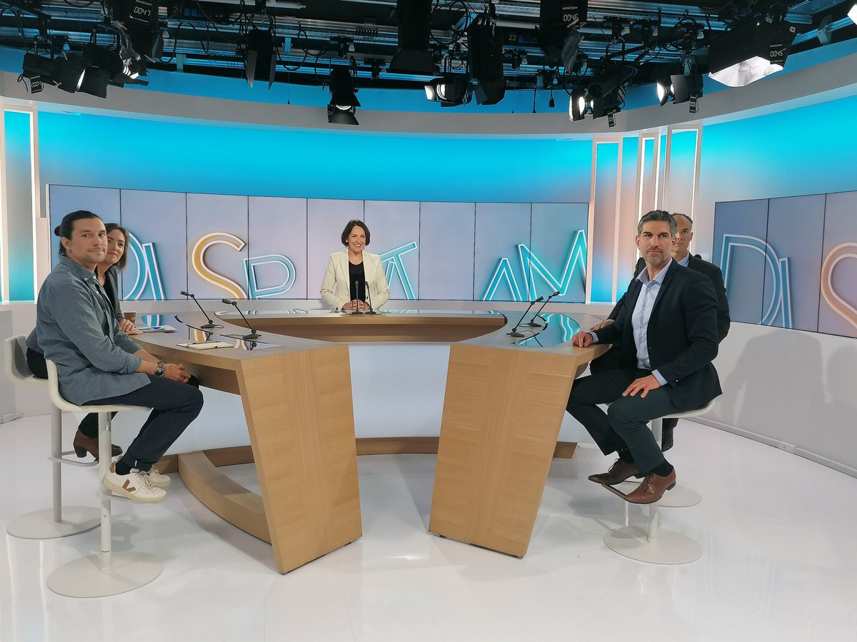 phanie_rousseau's tweet photo. Enregistrement de l'émission #Disputandum, diffusée ce soir à 21h sur @France3NoA et vendredi à 9h sur @F3PoitouChtes
➡️ Sujet : Ecole connectée, mode d'emploi
@VinctMichaud explique le rôle de @reseau_canope dans la #formation des enseignants au #numerique https://t.co/qHshda65vu