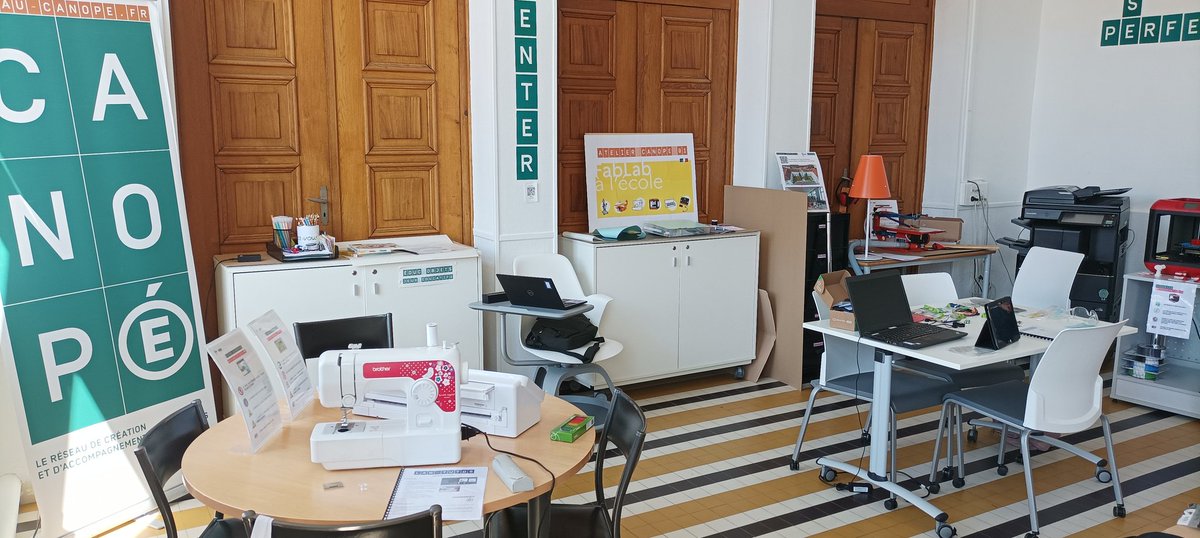 bouvet_caroline's tweet photo. Aujourd'hui, découverte du #fablabalecole grâce à @Canope_01 en compagnie de @hc7101. Une première approche avant son installation dans notre école du Bois des Pesses pour l'année scolaire à venir !! https://t.co/fGGaUGuYgP