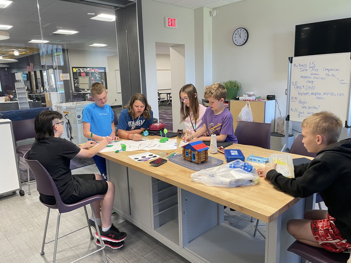 Rickedu12's tweet photo. Students in Mrs. Lloyd’s 5th grade ELA class working with their peers, Mrs.Lloyd, and Ms. Gerlach on coding their stories. ⁦@GoMounts⁩ ⁦@EIMSMounts⁩ https://t.co/HUBzA7C8y6