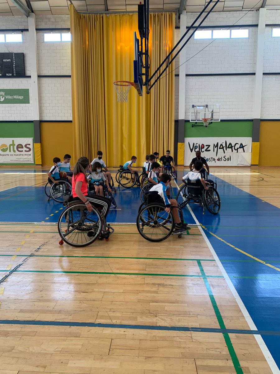 SanJoseMalaga's tweet photo. En la mañana de hoy, el curso de quinto de primaria ha tenido la gran oportunidad de presenciar el entrenamiento del equipo de baloncesto asdaptado en silla de ruedas de Vélez-Málaga @AMIVELBSR único equipo andaluz en división de honor @educsi @LdeFsj @ecatolicas @EC_Andalucia https://t.co/dnV4xxWPte