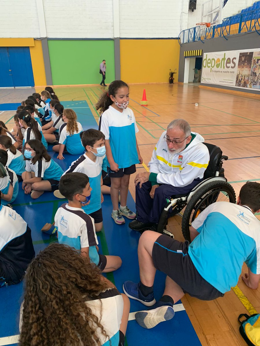 SanJoseMalaga's tweet photo. En la mañana de hoy, el curso de quinto de primaria ha tenido la gran oportunidad de presenciar el entrenamiento del equipo de baloncesto asdaptado en silla de ruedas de Vélez-Málaga @AMIVELBSR único equipo andaluz en división de honor @educsi @LdeFsj @ecatolicas @EC_Andalucia https://t.co/dnV4xxWPte