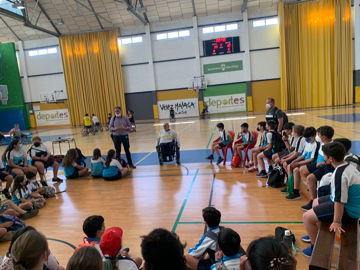 SanJoseMalaga's tweet photo. En la mañana de hoy, el curso de quinto de primaria ha tenido la gran oportunidad de presenciar el entrenamiento del equipo de baloncesto asdaptado en silla de ruedas de Vélez-Málaga @AMIVELBSR único equipo andaluz en división de honor @educsi @LdeFsj @ecatolicas @EC_Andalucia https://t.co/dnV4xxWPte