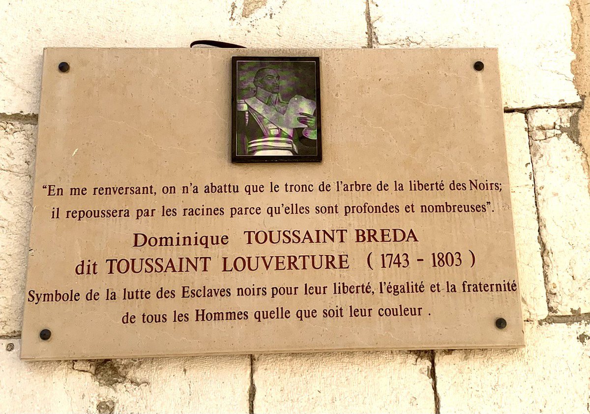 Sous la plaque de Toussaint Louverture de #Grenoble, hier à l’occasion de la Journée nationale des mémoires de la traite, de l'esclavage et de leurs abolitions. Des lectures poignantes pour le devoir de mémoire. Tous les hommes naissent et demeurent libres et égaux en droits.